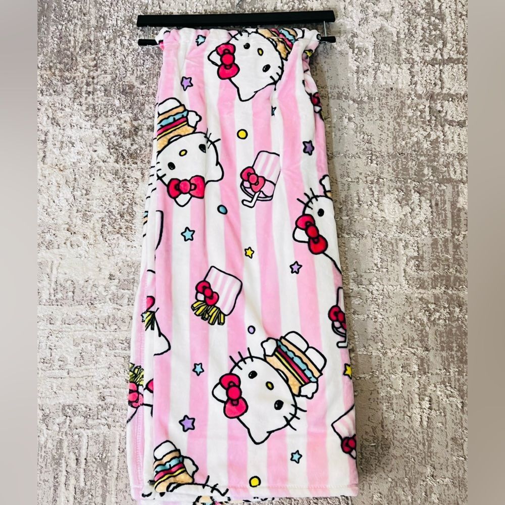 Hello Kitty Throw - Picture 3 of 3